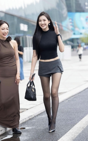 LB157-182P 成都车展-千万大网红小宁姐姐的黑丝美腿 11P