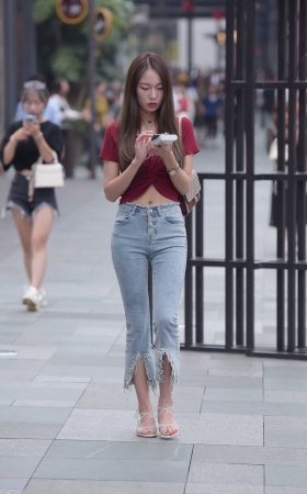 玩手机的小姐姐 [15P]
