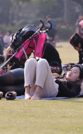 No707 长发披肩的靓妹，果然长着一双标准的长趾美人足