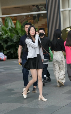 街拍喜欢穿R丝的小妹妹 [18P]