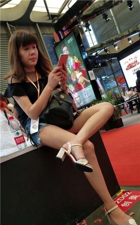 4k-翘着二郎腿的牛仔短裤性感美腿凉高跟街拍美女