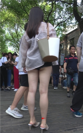 漂亮的黑色热裤月牙美女