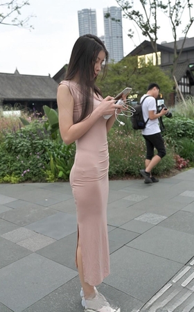 丰满紧身连衣包屯裙美女3A402[778M]