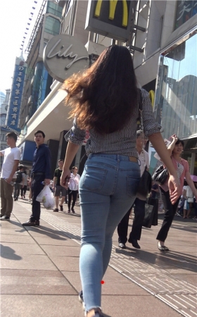 买衣服的牛仔裤妹子