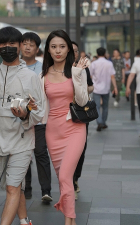 街拍粉色裙气质女朋友 [19P]