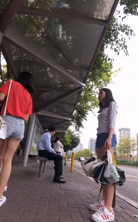 红T恤牛仔热裤长腿清纯美女