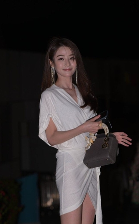 慵懒睡袍风白裙 [91P-2.16GB]