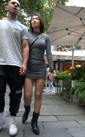 4K – 灰色包臀短裙性感街拍美妇 [1.47 GB/MP4]