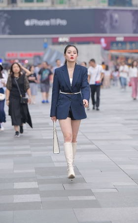 高挑，优雅的长腿美女