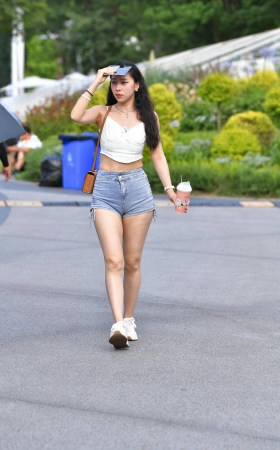 好身材紧身热裤美腿美眉 [20P]
