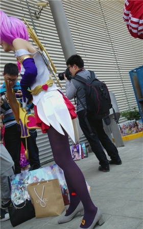 漂亮的高跟紫色SWcosplay美女