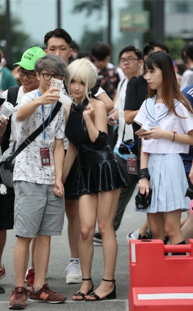 黑胶cos小姐姐