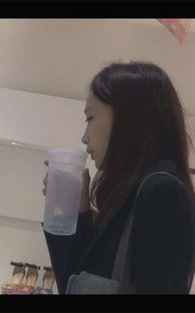 很多女孩站着就能把鞋行云流水般试了