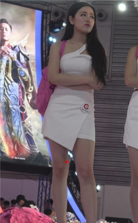 白裙美女