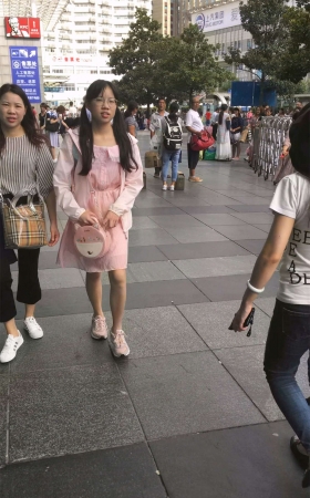 运动鞋粉群眼镜妹