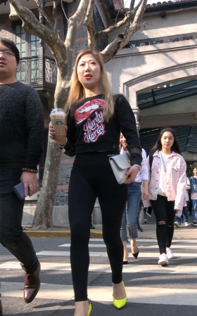 街拍紧身弹力裤性感黄色高跟鞋美女