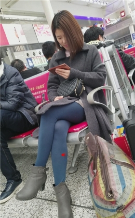 玩手机的短发妹子
