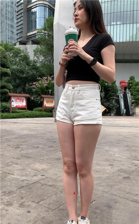 （视频）白色热裤月牙美女
