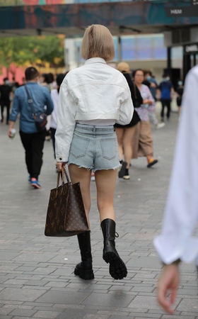 短发妹子