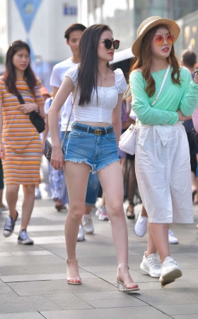 清凉的夏装热裤美眉 [22P]