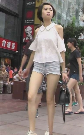 街拍性感高挑长腿热裤短发美女 [466 MB]