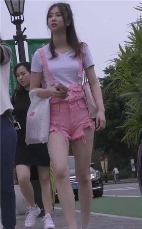 街拍超级粉嫩热裤小清新颜值小姐姐 [859 MB]