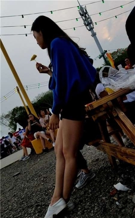 超清4K视频、白皙美腿小短裙蓝衣姑娘