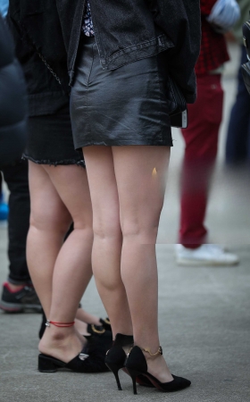 白皙圆润的皮裙美腿 [15P]