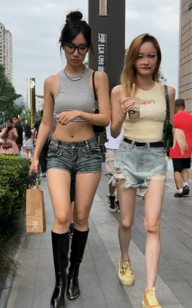街拍短牛皮靴小蛮腰美眉 [6P]