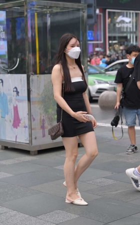 肉肉的黑色短裙美眉 [22P]