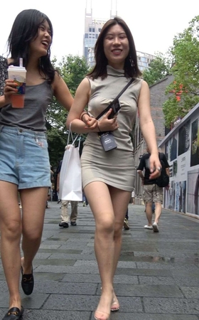4K – 街拍包臀短裙高跟美女 [2.33 GB/MP4]
