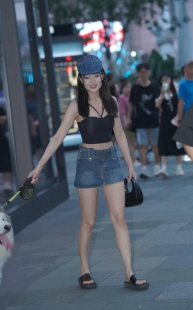 小姐姐养了这么大一只狗狗 [17P]