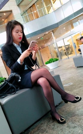 黑色制服高跟少女