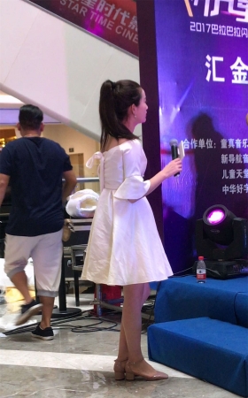 商场活动的白色连衣裙性感美女主持2