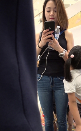漂亮的牛仔美妇