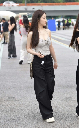 26-10-21甜美邻家小妹·· 7P