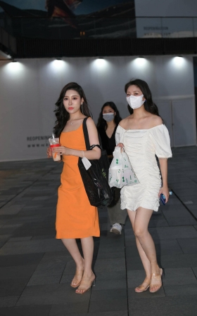 夜拍裙装美女姐妹 [19P]