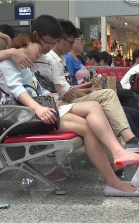 候车室休息的短发妹子