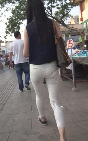 白色紧身裤痕痕明显