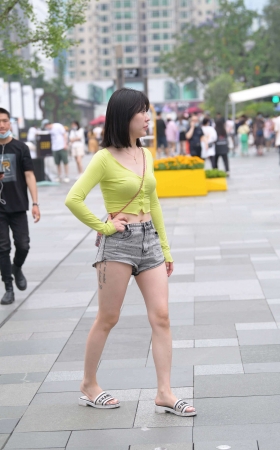 街拍清清爽爽的热裤女孩儿 [20P]
