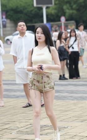 迷彩热裤白皙女孩 [20P]