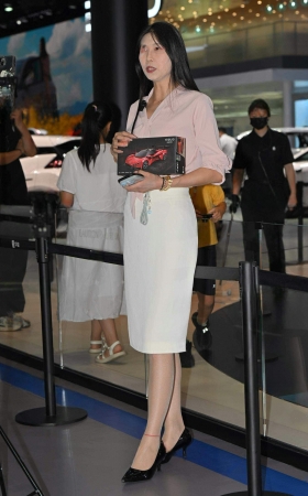 26826-13-72√仰望肉丝轻熟主播-两天拍两套衣服 8P