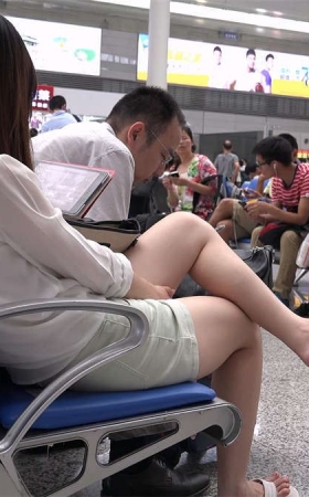候车室大白脚，里里外外都给看