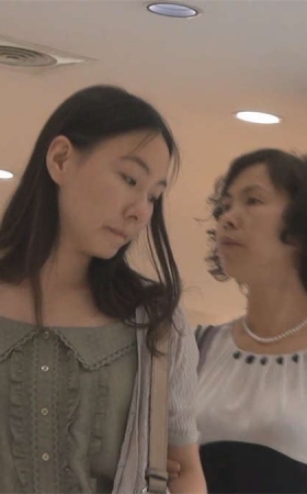 人美足靓，脚姿丰富无遗漏