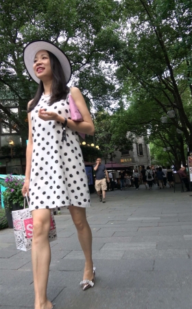 斑点裙高跟气质美女