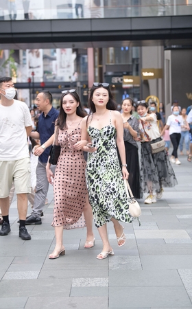 性感吊带裙，丰满的女人