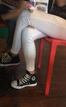 性感的小妹，白色牛仔裤美女
