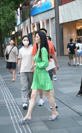 街拍绿色长裙美姐姐 [19P]