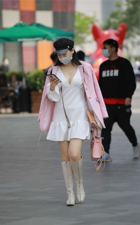 四九城嘎子街拍作品 – 性感美女一天两套服装