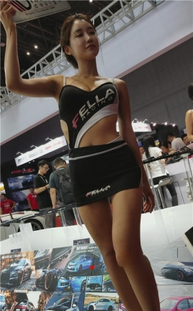 黑裙美模